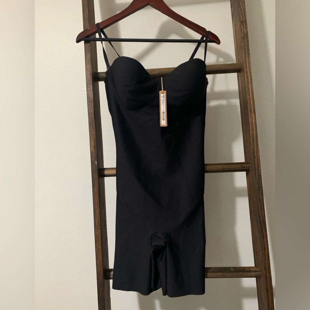 SKIMS Black Strapless Shapewear